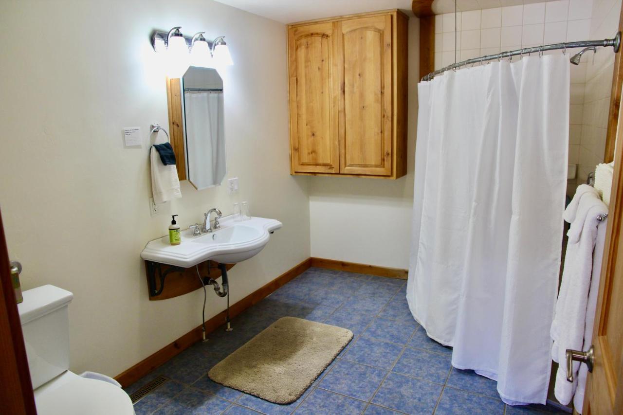 Deluxe Double Room Shower