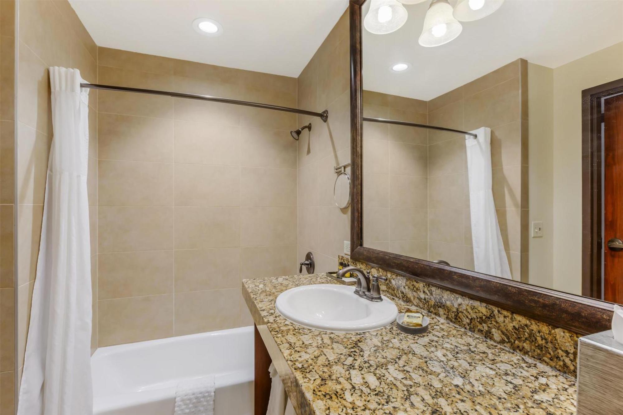Chambre avec 2 Lits Queen-Size et Baignoire - Accessible aux Personnes à Mobilité Réduite/Non-Fumeurs